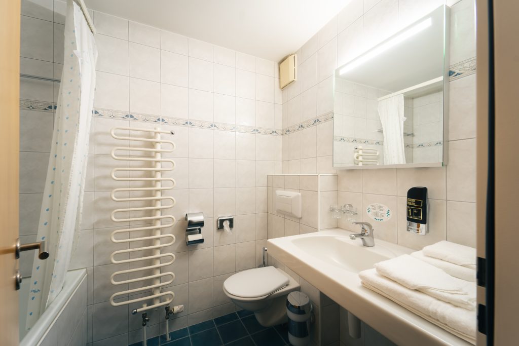 Bathroom of the Superior double room with shower/bathtub and toilet