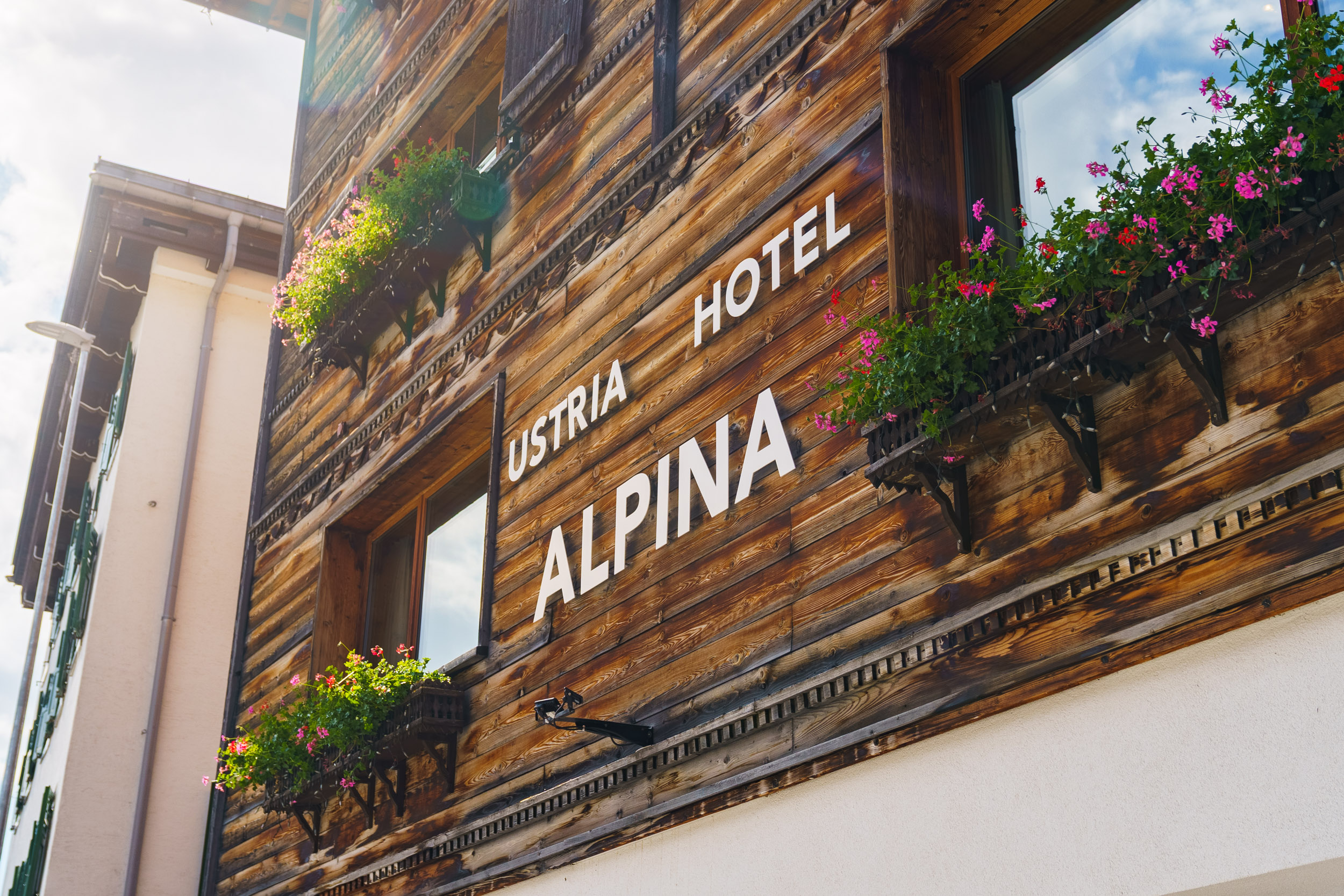Exterior view of the facade of Restaurant Hotel Alpina