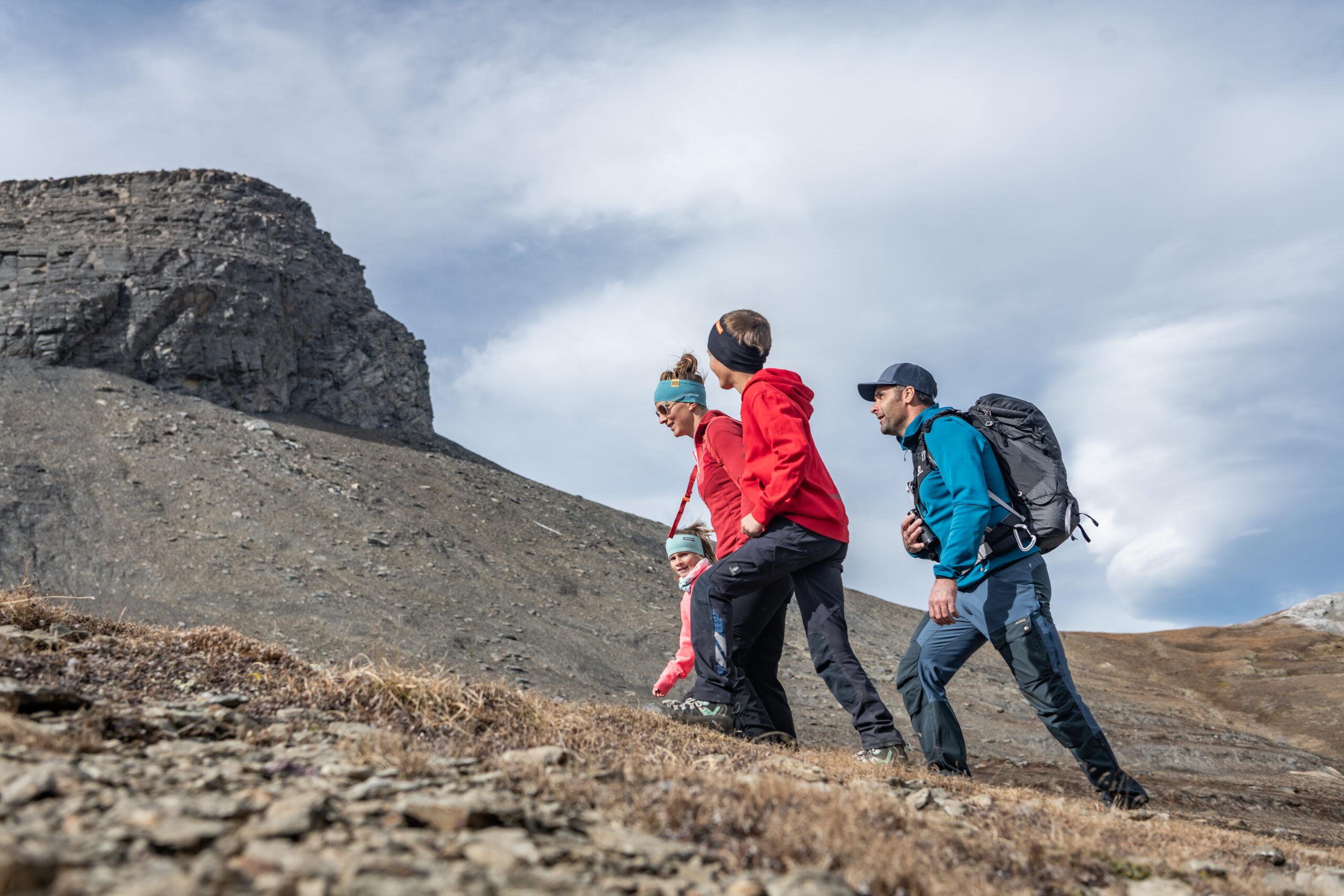 Family hiking together to the Bifertenhütte in Breil/Brigels