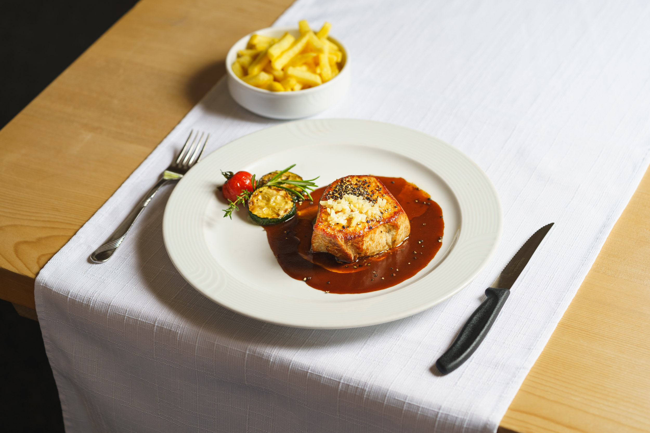 Dish: House-style pepper steak served with vegetables and French fries – Brigels