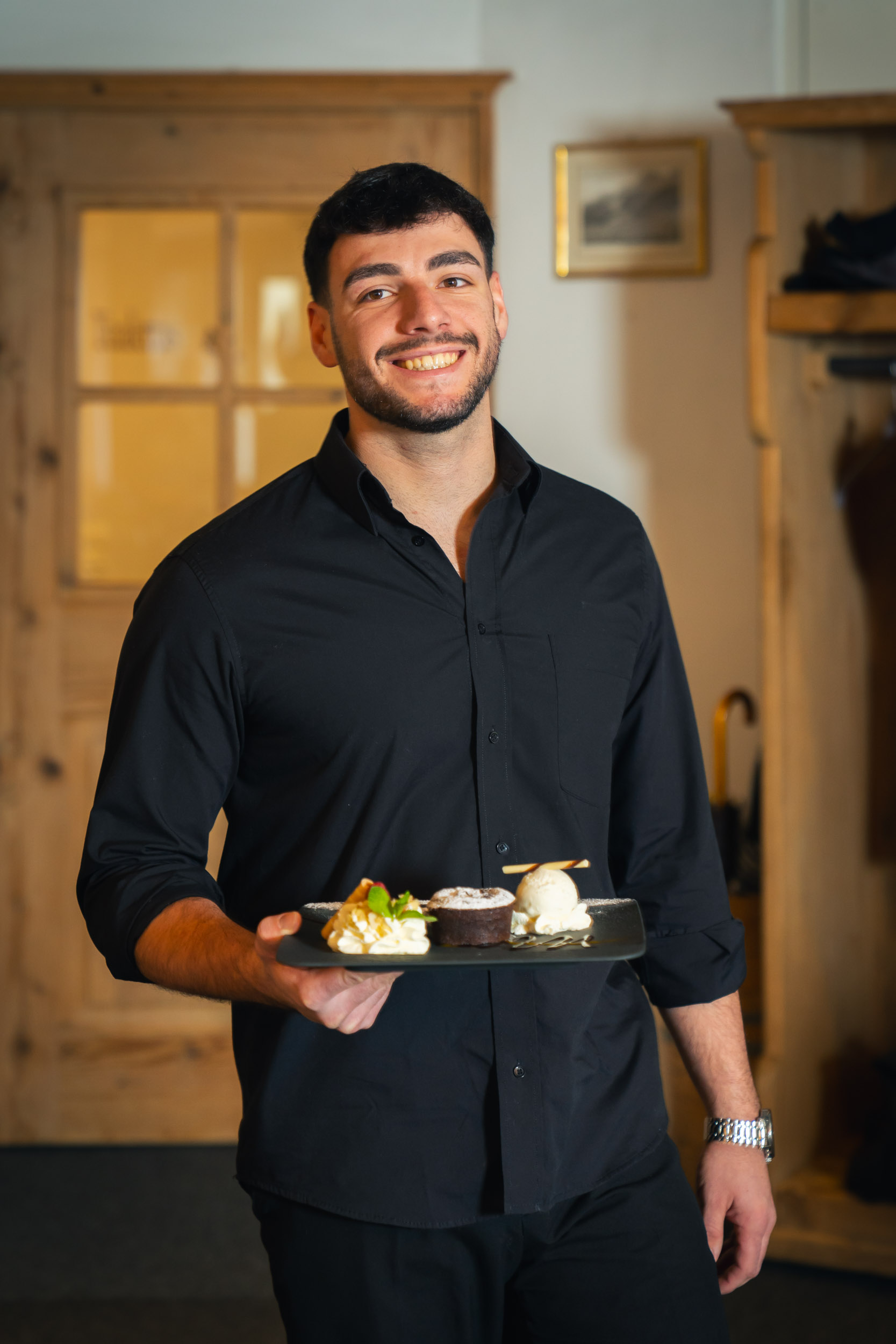 Dinis, Küchengehilfe/Service